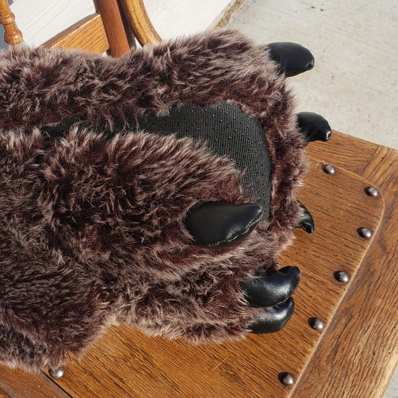 Fuzzy monster kid slippers size S/ M great condition - Picture 2 of 7